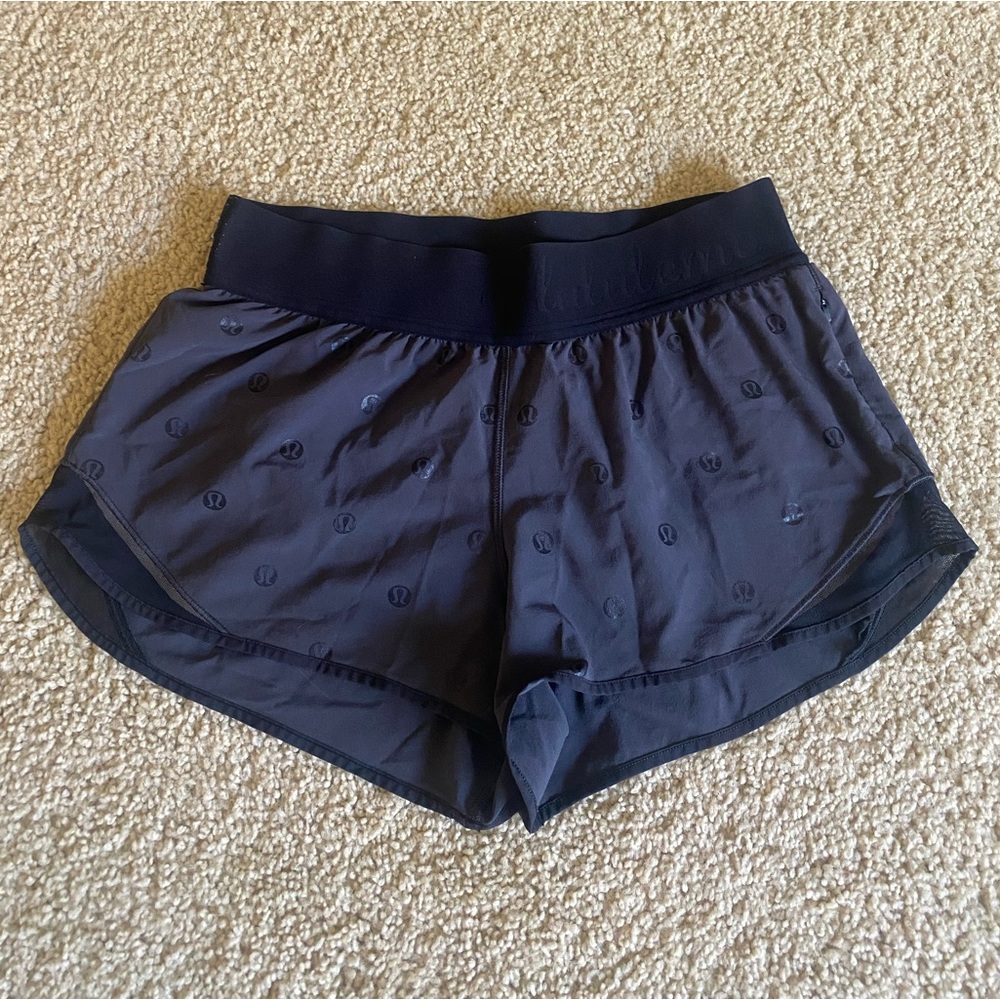 Unique logo Lululemon hotty hot 2” shorts